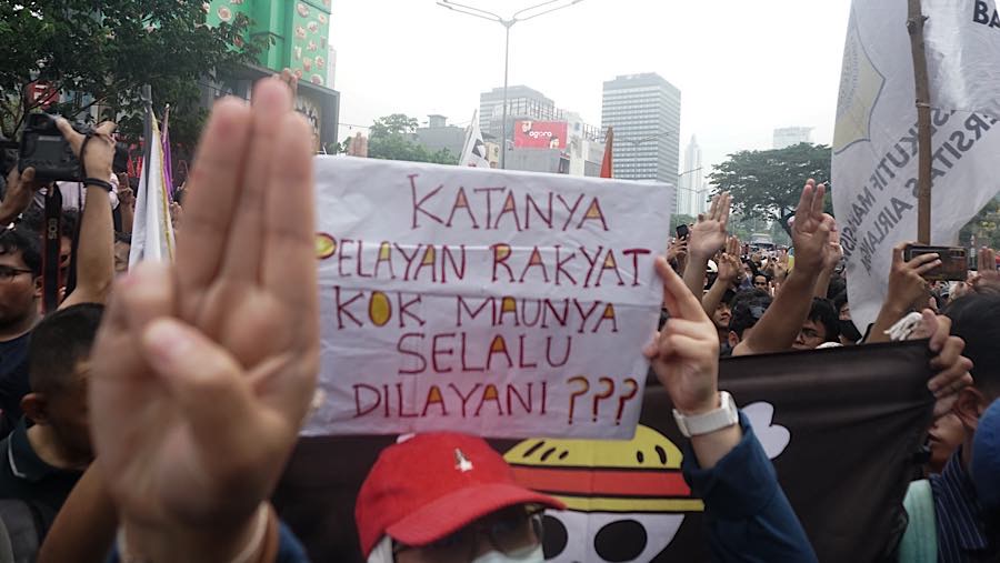 Sejumlah mahasiswa dan masyarakat sipil melakukan aksi di jalan Thamrin, Jakarta, Rabu (28/10/2026). (Bloomberg Technoz/Andrean Kristianto)