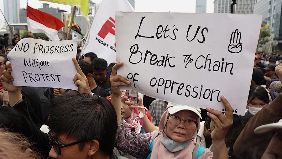 Sejumlah mahasiswa dan masyarakat sipil melakukan aksi di jalan Thamrin, Jakarta, Rabu (28/10/2026). (Bloomberg Technoz/Andrean Kristianto)