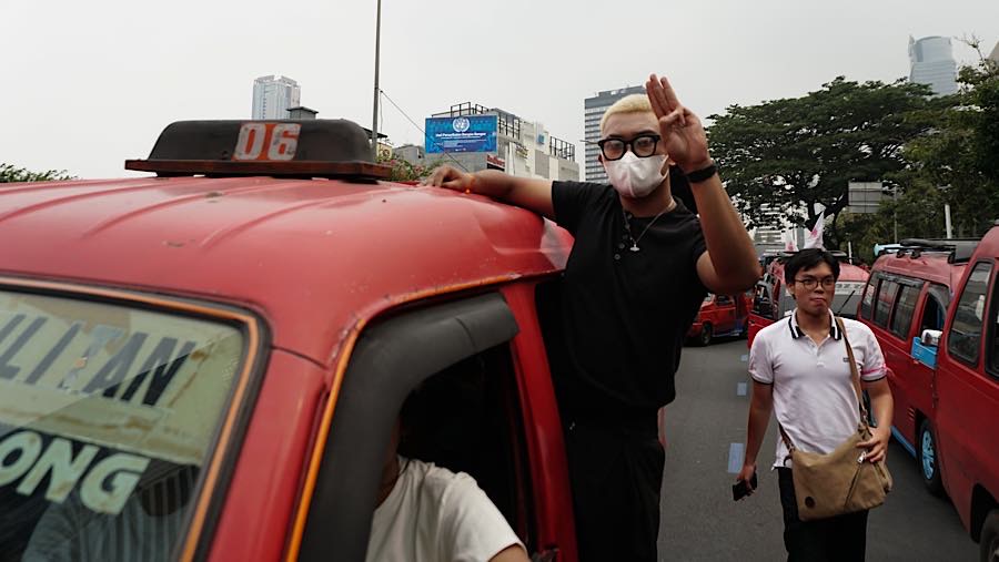 Sejumlah mahasiswa dan masyarakat sipil melakukan aksi di jalan Thamrin, Jakarta, Rabu (28/10/2026). (Bloomberg Technoz/Andrean Kristianto)
