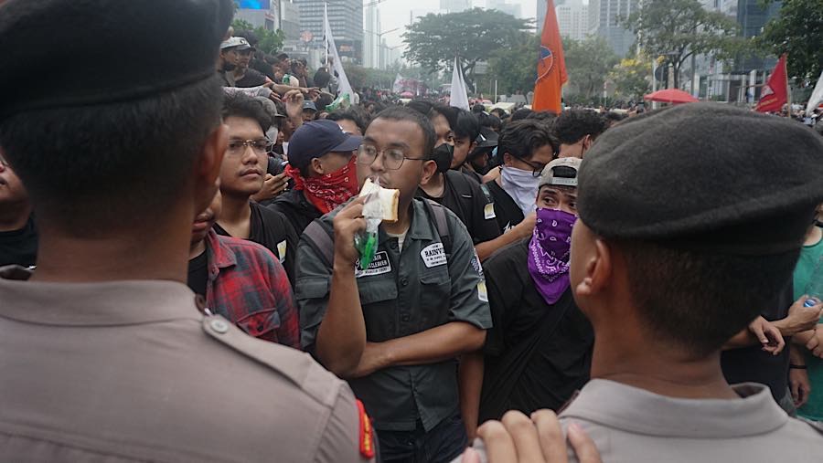 Sejumlah mahasiswa dan masyarakat sipil melakukan aksi di jalan Thamrin, Jakarta, Rabu (28/10/2026). (Bloomberg Technoz/Andrean Kristianto)