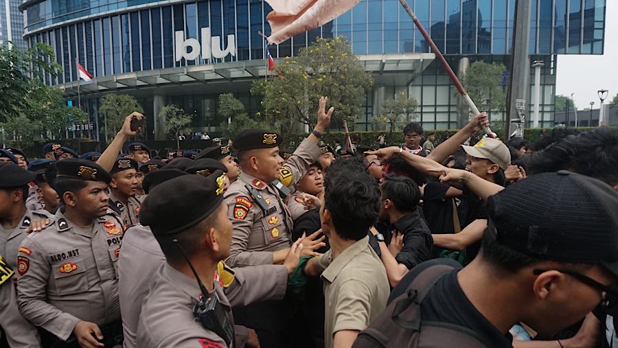 Sejumlah mahasiswa dan masyarakat sipil melakukan aksi di jalan Thamrin, Jakarta, Rabu (28/10/2026). (Bloomberg Technoz/Andrean Kristianto)