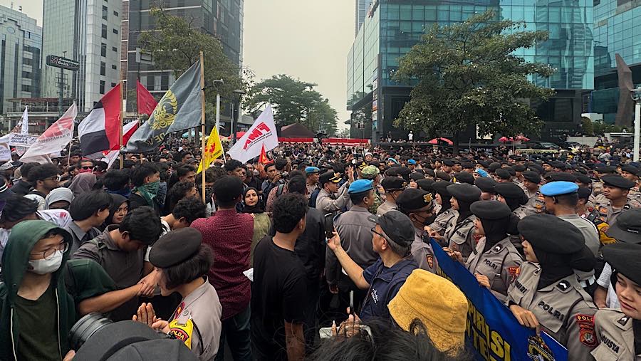 Sejumlah mahasiswa dan masyarakat sipil melakukan aksi di jalan Thamrin, Jakarta, Rabu (28/10/2026). (Bloomberg Technoz/Andrean Kristianto)