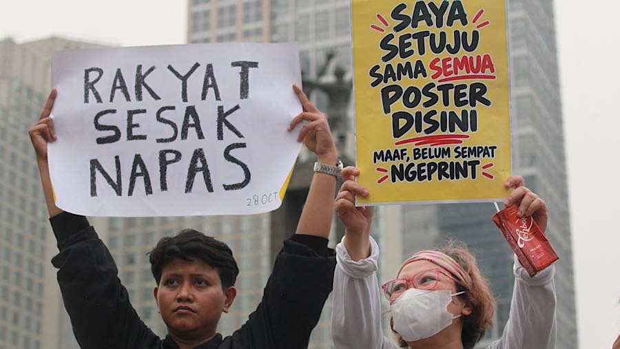Sejumlah masyarakat sipil melakukan aksi di Bundaran HI, Jakarta, Rabu (28/10/2026). (Bloomberg Technoz/Andrean Kristianto)