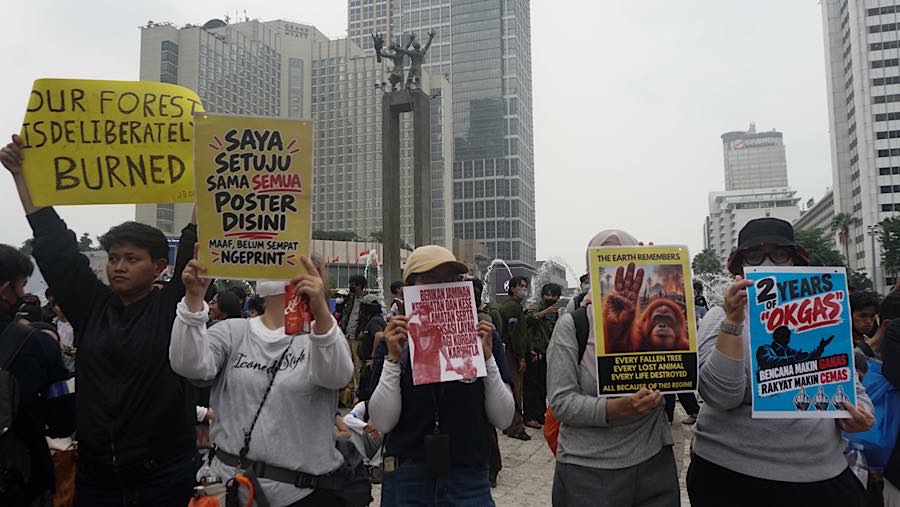 Sejumlah masyarakat sipil melakukan aksi di Bundaran HI, Jakarta, Rabu (28/10/2026). (Bloomberg Technoz/Andrean Kristianto)