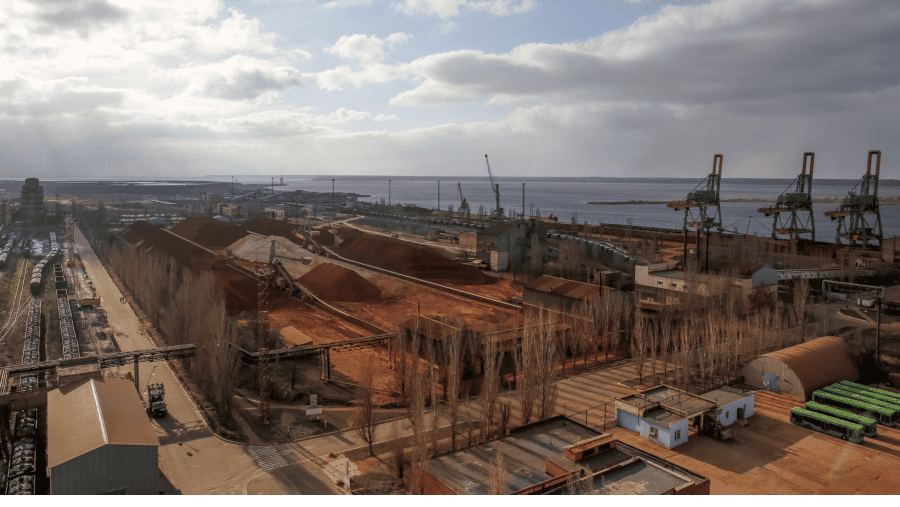 Fasilitas penyimpanan bauksit dan area pelabuhan terlihat dalam pemandangan dari udara di lokasi alumina milik United Co. Rusal./Bloomberg-Vincent M.