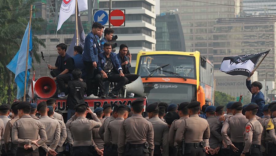Sejumlah mahasiswa Trisakti yang berdemo melintas di kawasan M.H Thamrin, Jakarta, Kamis (29/10/2026). (Bloomberg Technoz/Andrean Kristianto)