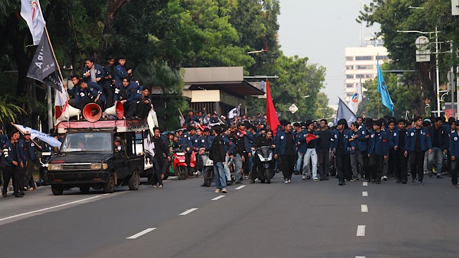 Sejumlah mahasiswa Trisakti melakukan long march di Jalan Merdeka Selatan, Jakarta, Kamis (29/10/2026). (Bloomberg Technoz/Andrean Kristianto)
