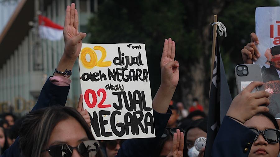 Sejumlah mahasiswa Trisakti melakukan demo di Jalan Merdeka Selatan, Jakarta, Kamis (29/10/2026). (Bloomberg Technoz/Andrean Kristianto)