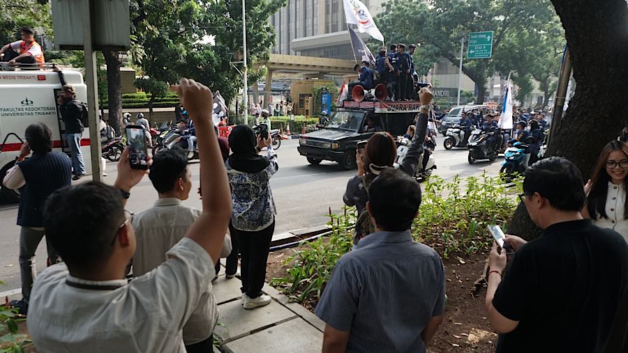 Sejumlah mahasiswa Trisakti yang berdemo melintas di kawasan Kebon Sirih, Jakarta, Kamis (29/10/2026). (Bloomberg Technoz/Andrean Kristianto)
