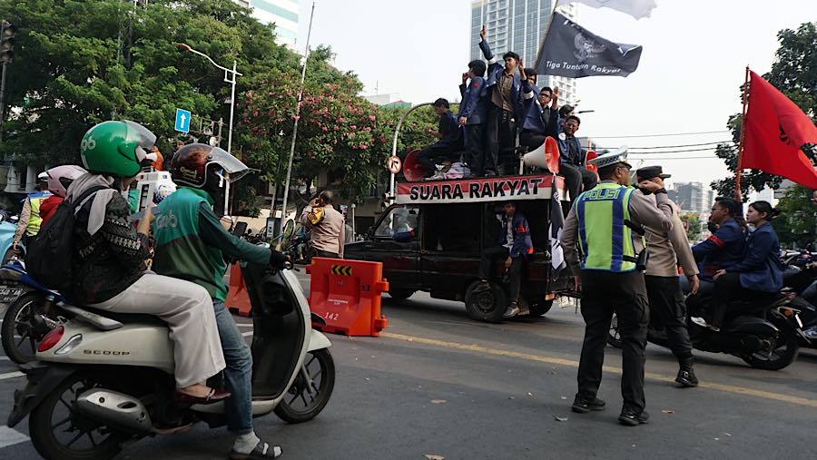 Sejumlah mahasiswa Trisakti yang berdemo melintas di kawasan Kebon Sirih, Jakarta, Kamis (29/10/2026). (Bloomberg Technoz/Andrean Kristianto)