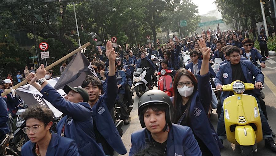 Sejumlah mahasiswa Trisakti yang berdemo melintas di kawasan Kebon Sirih, Jakarta, Kamis (29/10/2026). (Bloomberg Technoz/Andrean Kristianto)
