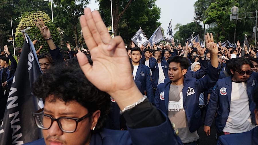 Sejumlah mahasiswa Trisakti melakukan long march di Jalan Merdeka Selatan, Jakarta, Kamis (29/10/2026). (Bloomberg Technoz/Andrean Kristianto)