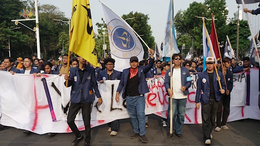 Sejumlah mahasiswa Trisakti melakukan long march di Jalan Merdeka Selatan, Jakarta, Kamis (29/10/2026). (Bloomberg Technoz/Andrean Kristianto)