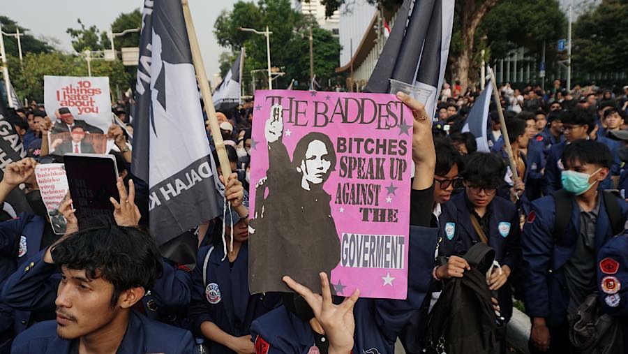 Sejumlah mahasiswa Trisakti melakukan demo di Jalan Merdeka Selatan, Jakarta, Kamis (29/10/2026). (Bloomberg Technoz/Andrean Kristianto)