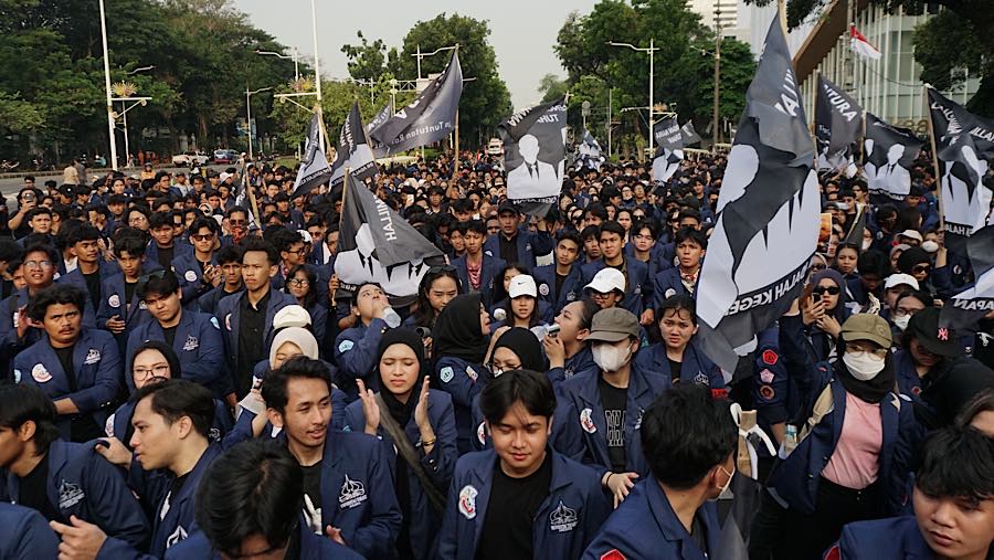 Sejumlah mahasiswa Trisakti melakukan demo di Jalan Merdeka Selatan, Jakarta, Kamis (29/10/2026). (Bloomberg Technoz/Andrean Kristianto)