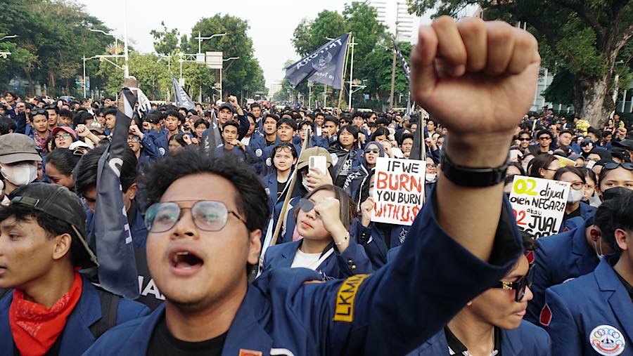 Sejumlah mahasiswa Trisakti melakukan demo di Jalan Merdeka Selatan, Jakarta, Kamis (29/10/2026). (Bloomberg Technoz/Andrean Kristianto)