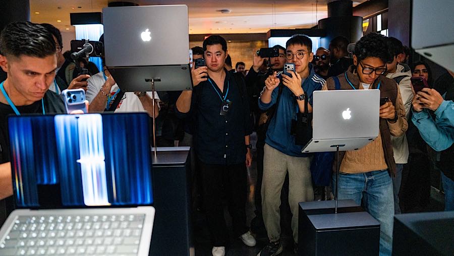 Pengunjung memfoto laptop MacBook Pro layar sentuh Apple selama acara di Los Angeles, California, AS, Rabu (28/10/2026). (Kyle Grillot/Bloomberg)
