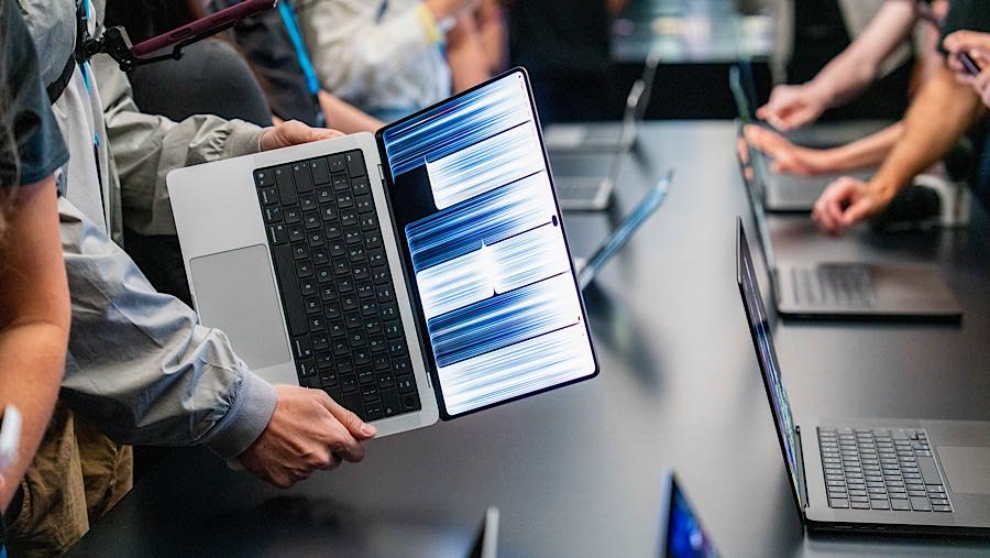 MacBook Pro layar sentuh dengan spesifikasi paling tinggi, dilengkapi penyimpanan 16 terabyte (TB) dan memori 128 gigabyte. (Kyle Grillot/Bloomberg)