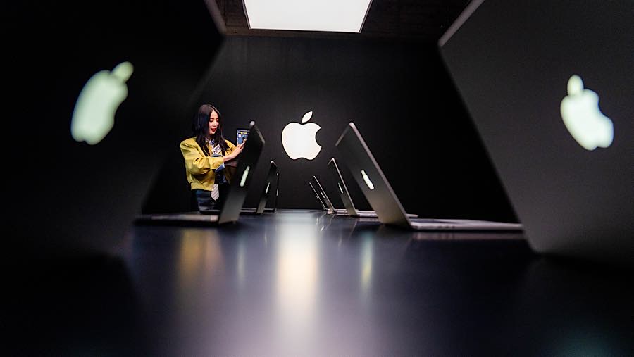 MacBook Pro 14 inci yang baru memiliki berat sekitar 1,3 kg, turun dari pada model non-touch 1,58 kg. (Kyle Grillot/Bloomberg)