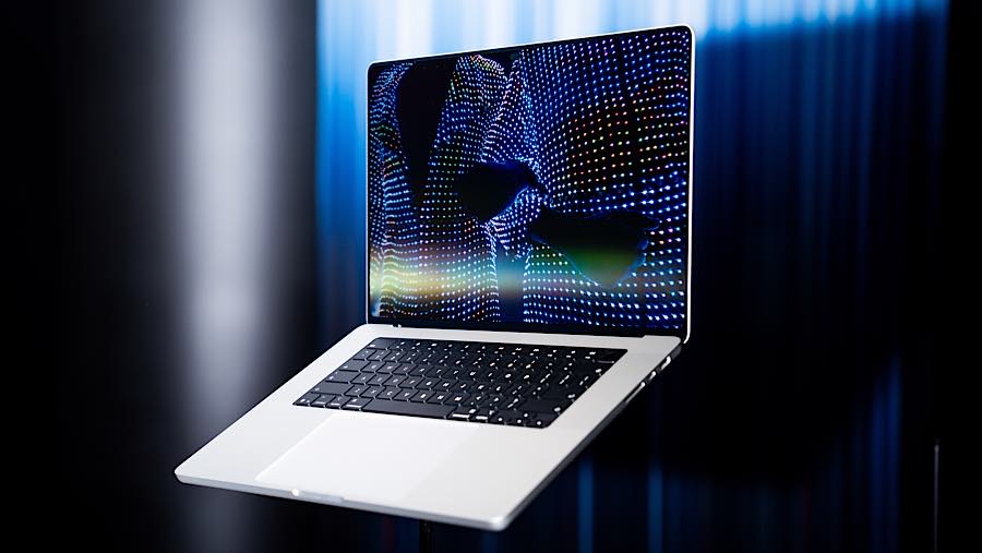 MacBook teranyar dengan chip M5 Pro dan M5 Max dibanderol mulai dari US$2.899 (setara Rp52,5 juta). (Kyle Grillot/Bloomberg)
