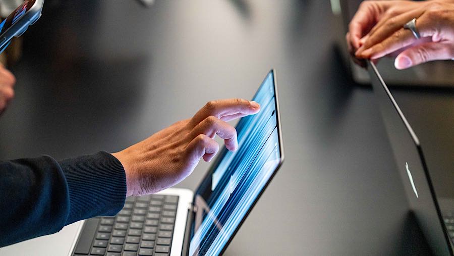 Wujud fisik MacBook layar sentuh tidak hanya lebih ringan namun juga tipis dengan dua ukuran, 14 dan 16 inci. (Kyle Grillot/Bloomberg)