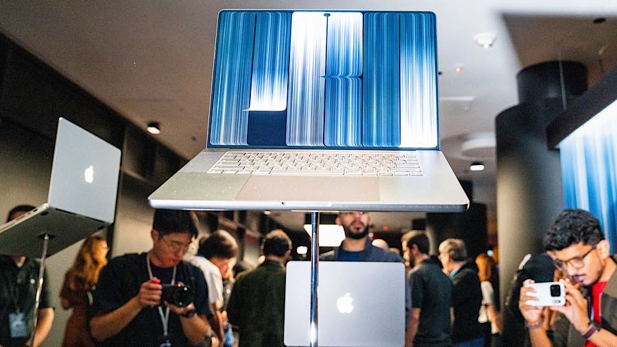 Laptop MacBook Pro layar sentuh Apple dipamerkan saat acara di Los Angeles, California, AS, Rabu (28/10/2026). (Kyle Grillot/Bloomberg)