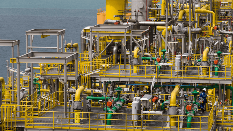 Kapal Floating Production Storage and Offloading (FPSO) milik Tullow Oil Plc yang berlabuh di galangan Sembcorp Marine Tuas di Singapura./Bloomberg