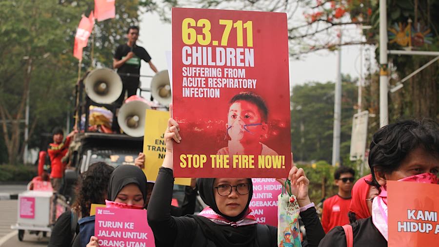 Sejumlah aktivis melakukan long march di jalan Medan Merdeka Selatan, Jakarta, Jumat (30/10/2026). (Bloomberg Technoz/Andrean Kristianto)