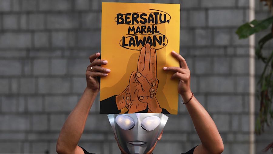 Para aktivis tersebut membawa pesan tentang krisis iklim dan masa depan generasi muda yang kian terancam. (Bloomberg Technoz/Andrean Kristianto)