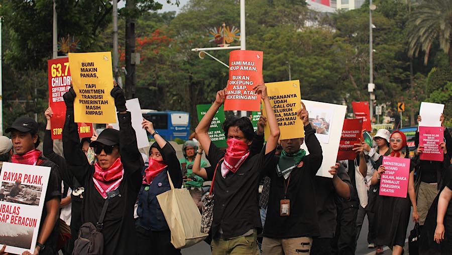 Sejumlah aktivis peduli iklim melakukan long march di jalan Medan Merdeka Selatan, Jakarta, Jumat (30/10/2026). (Bloomberg Technoz/Andrean Kristianto)