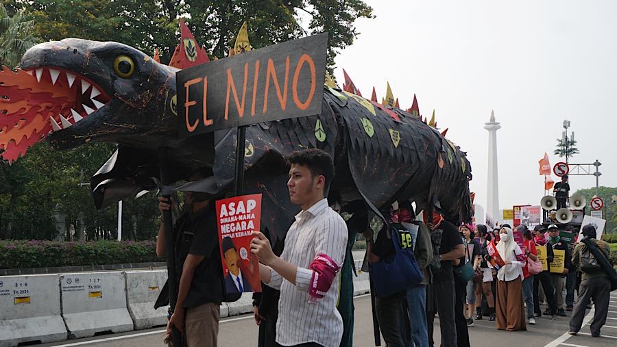 Sosok Monster Godzilla El Niño yang diarak dalam aksi itu menjadi simbol pertautan krisis iklim dengan fenomena alam yang dapat memperparah bencana.
