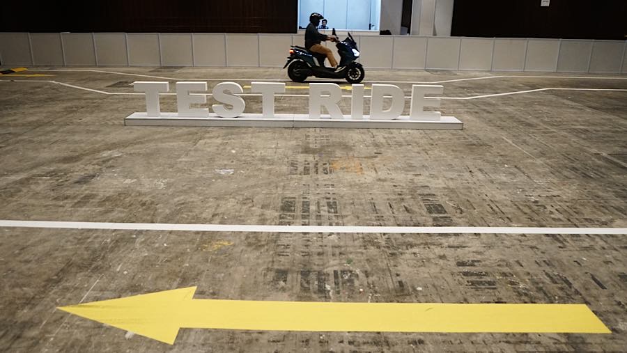 Pengunjung dapat menjajal mobil dan sepeda motor listrik secara langsung melalui area uji coba di dalam ruangan. (Bloomberg Technoz/Andrean)