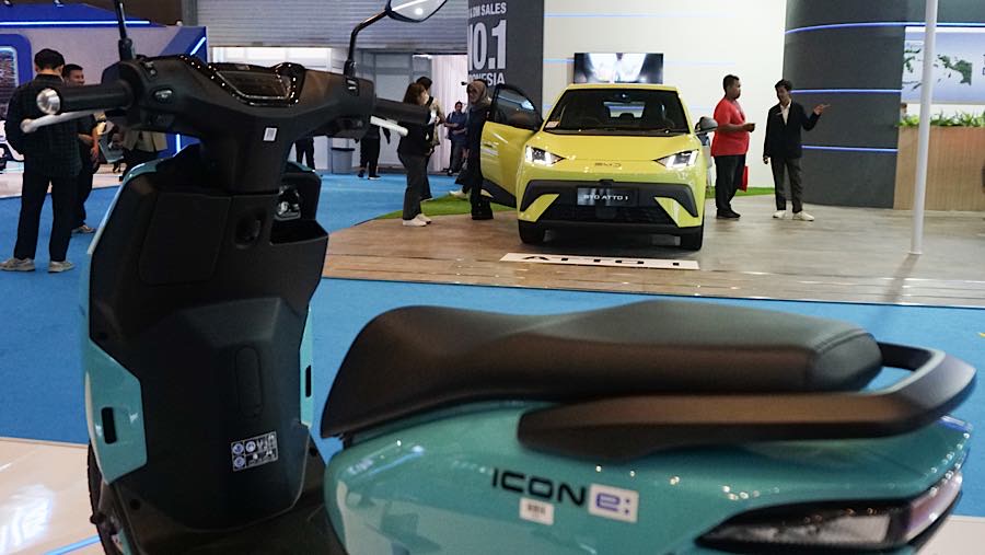Pengunjung melihat pameran Periklindo Electric Vehicle Show (PEVS) 2026 di JIExpo, Kemayoran, Jakarta, Jumat (30/10/2026). (Bloomberg Technoz/Andrean)