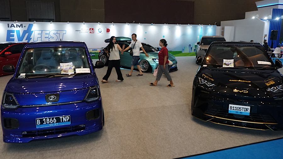 Pengunjung melihat pameran Periklindo Electric Vehicle Show (PEVS) 2026 di JIExpo, Kemayoran, Jakarta, Jumat (30/10/2026). (Bloomberg Technoz/Andrean)