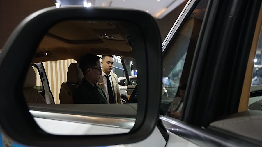 Deretan mobil dan sepeda motor listrik dipamerkan dalam Periklindo Electric Vehicle Show (PEVS) 2026. (Bloomberg Technoz/Andrean)