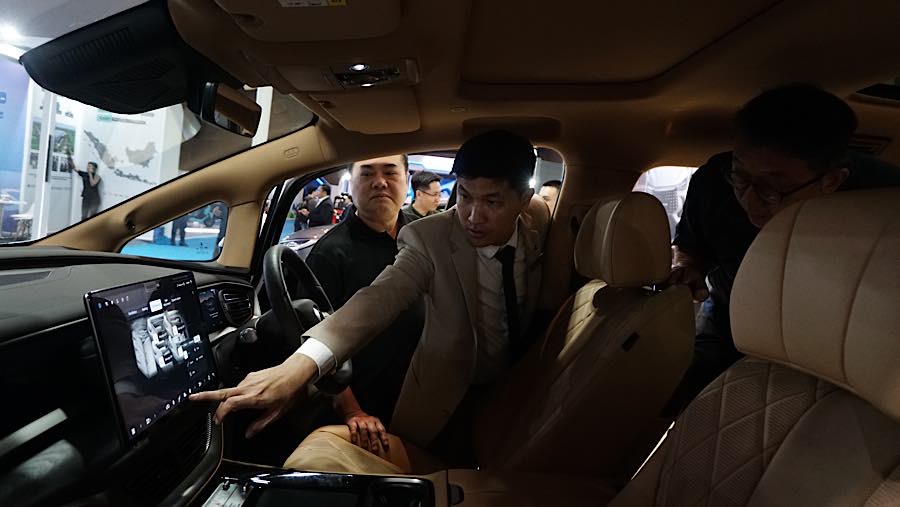 Lebih dari 45 peserta mengikuti PEVS 2026, terdiri dari produsen kendaraan roda empat, roda dua, serta industri pendukung. (Bloomberg Technoz/Andrean)